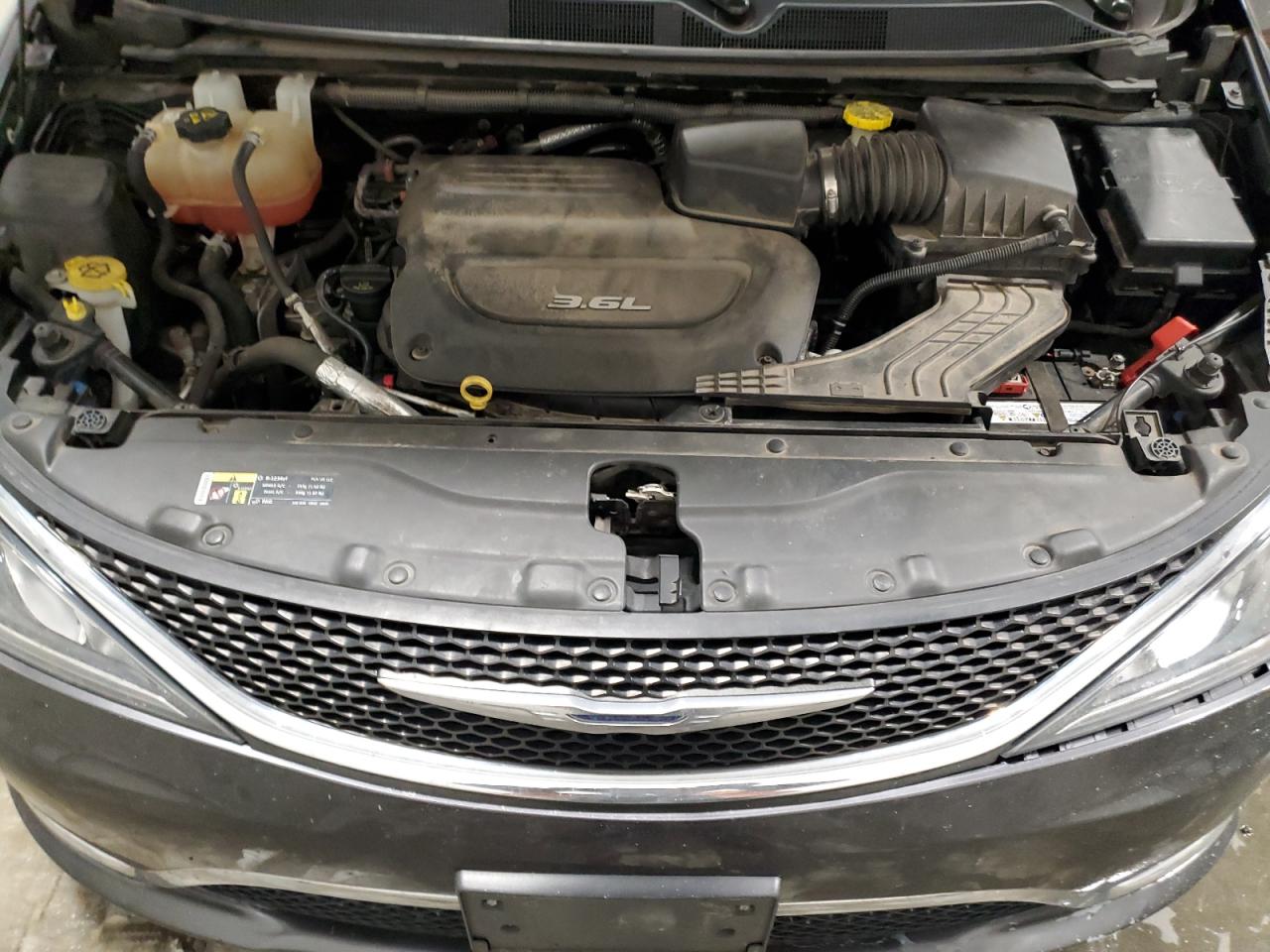 2017 Chrysler Pacifica - Image 12