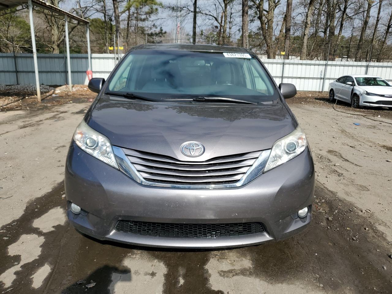 2016 Toyota Sienna - Image 5