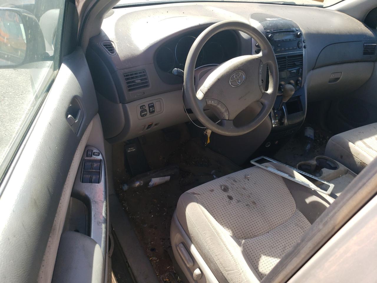2010 Toyota Sienna - Image 8