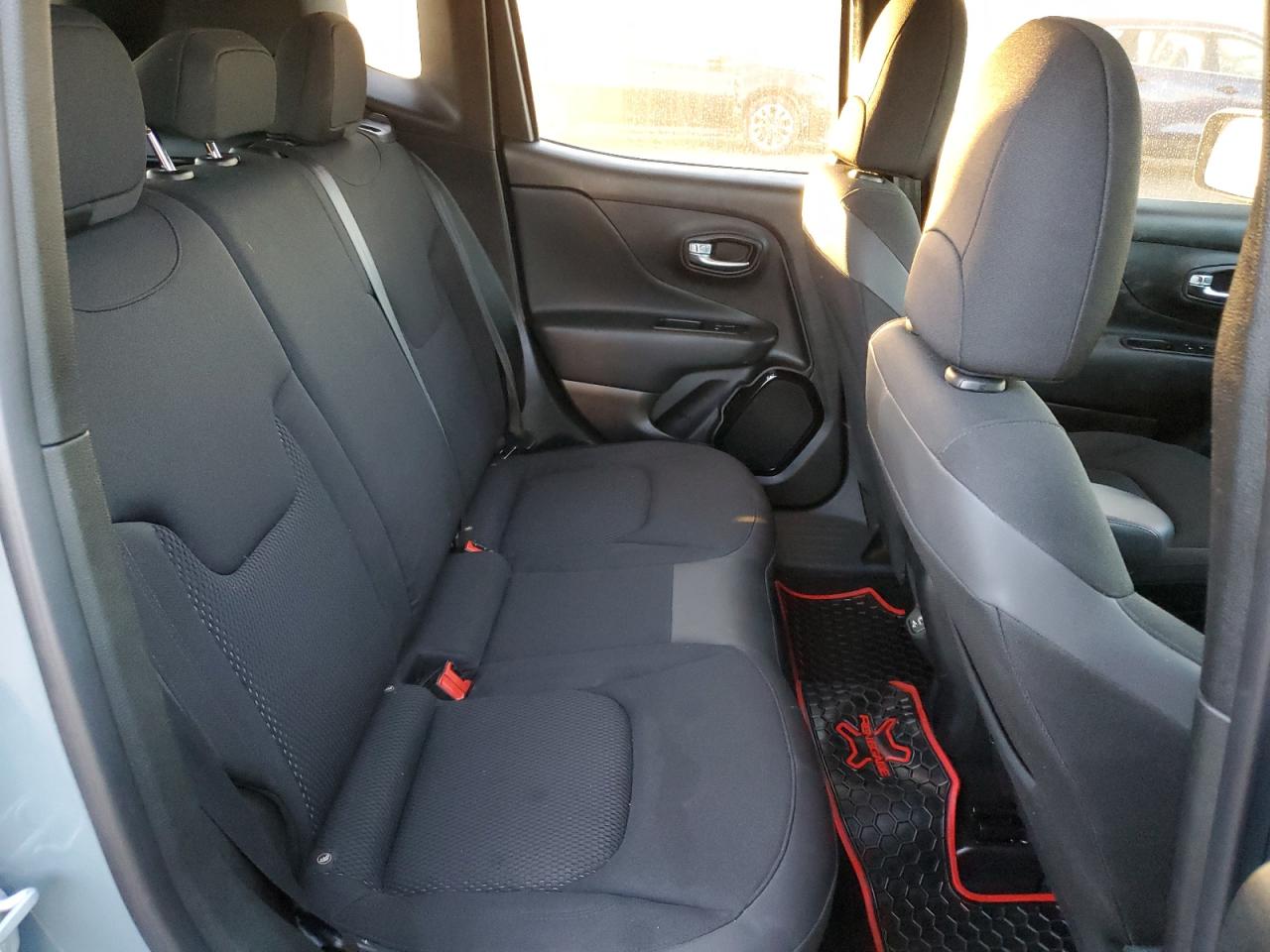 2018 Jeep Renegade - Image 11