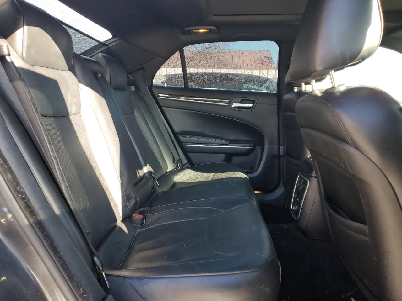 2014 Chrysler 300 - Image 10