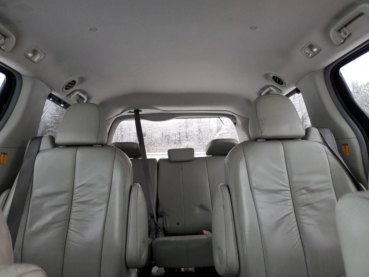 2011 Toyota Sienna - Image 10
