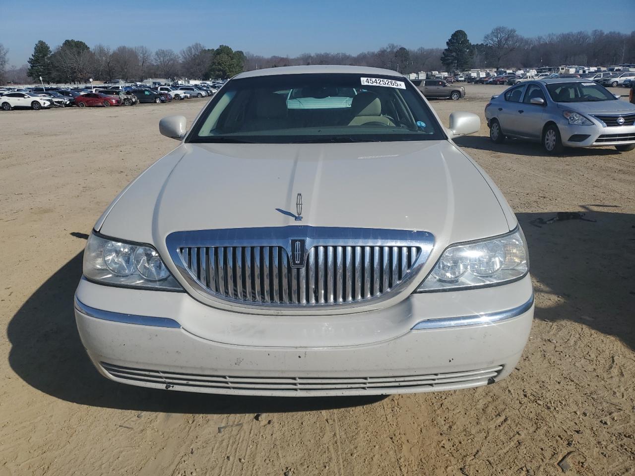 2005 Lincoln Town Car - Image 5