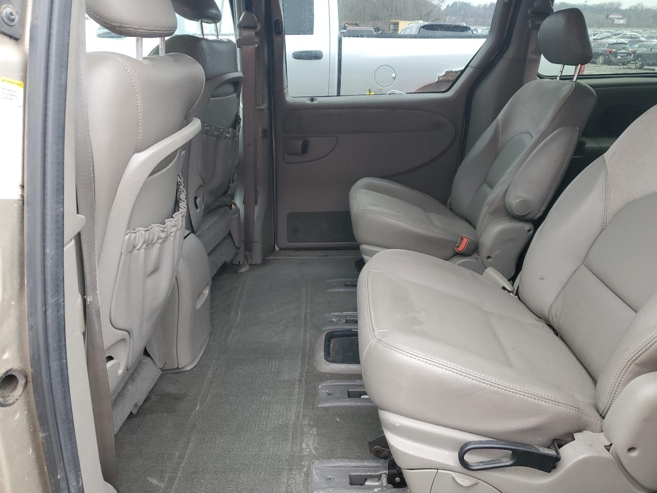 2003 Chrysler Town & Country - Image 11