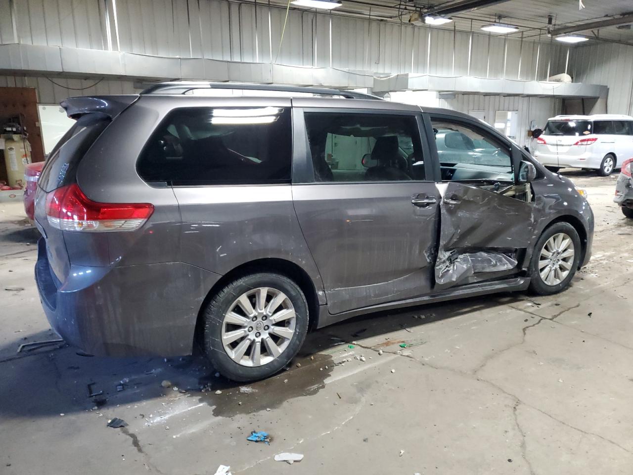 2013 Toyota Sienna - Image 3