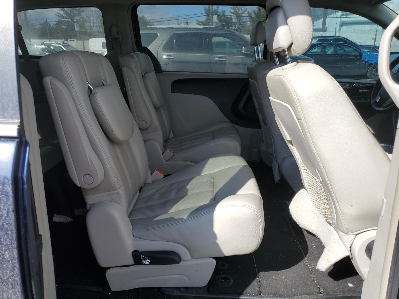 2013 Chrysler Town & Country - Image 11