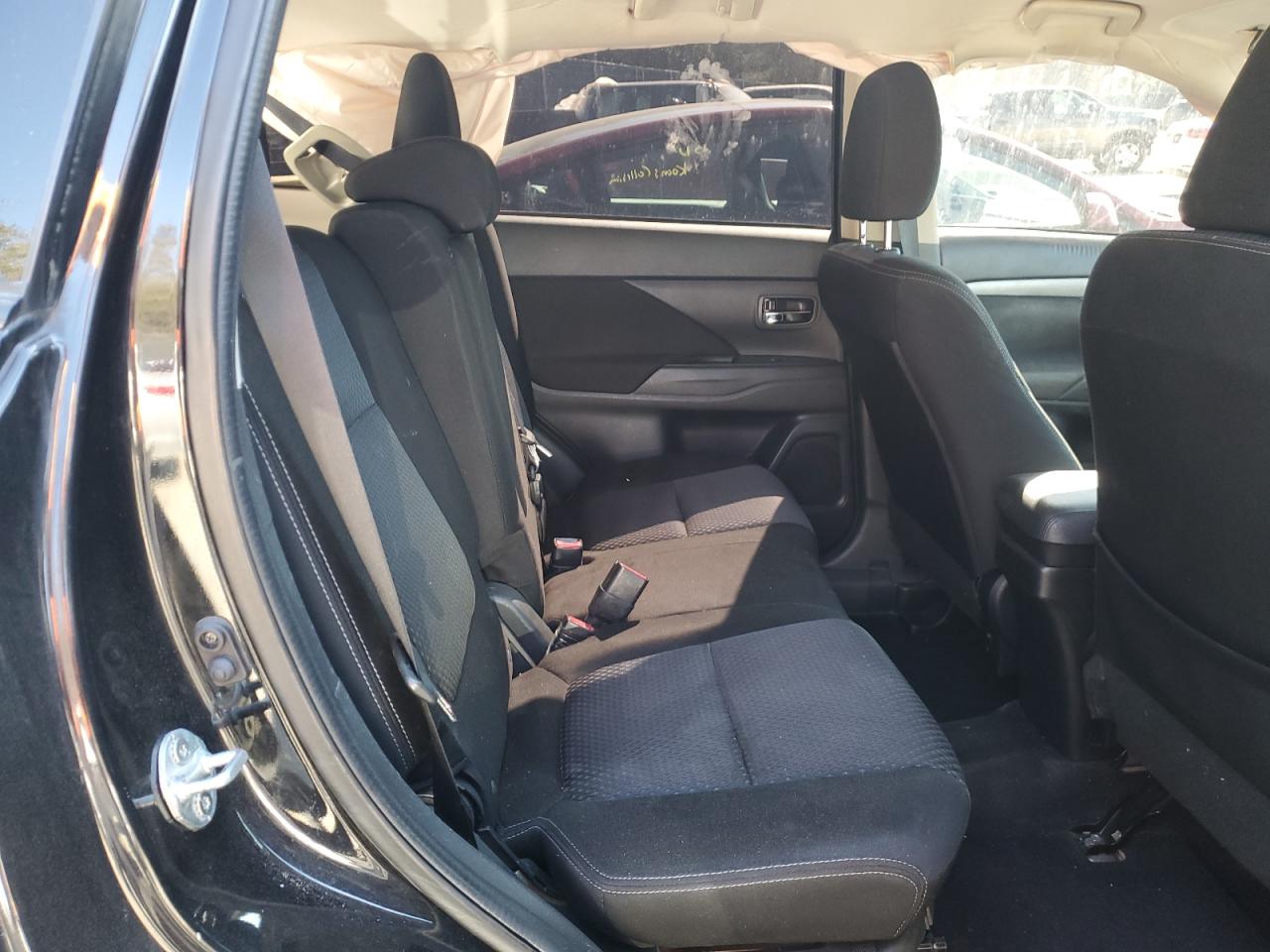 2016 Mitsubishi Outlander - Image 11