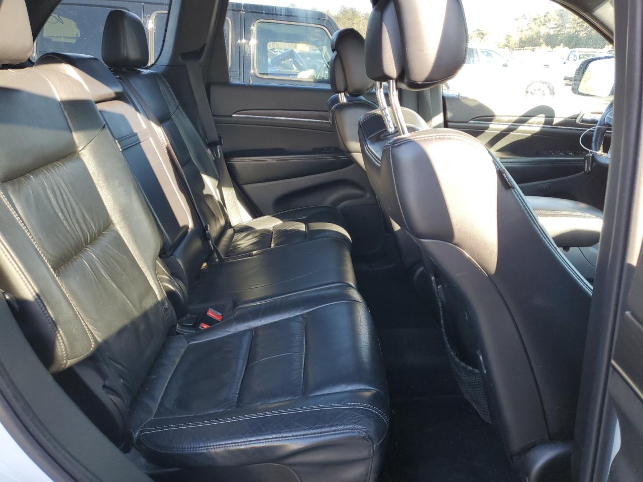 2015 Jeep Grand Cherokee - Image 11
