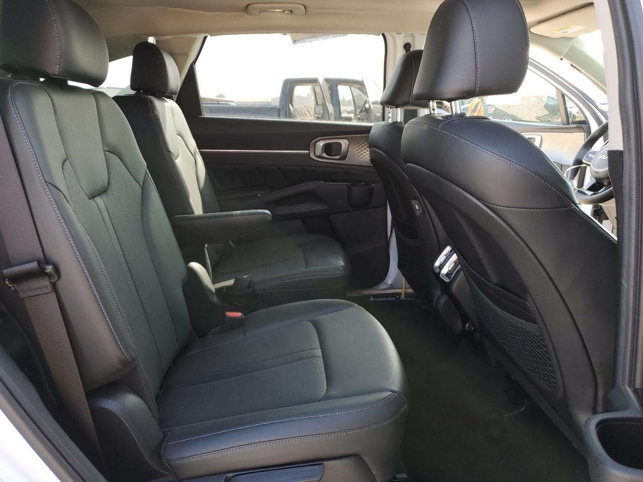 2022 Kia Sorento - Image 11