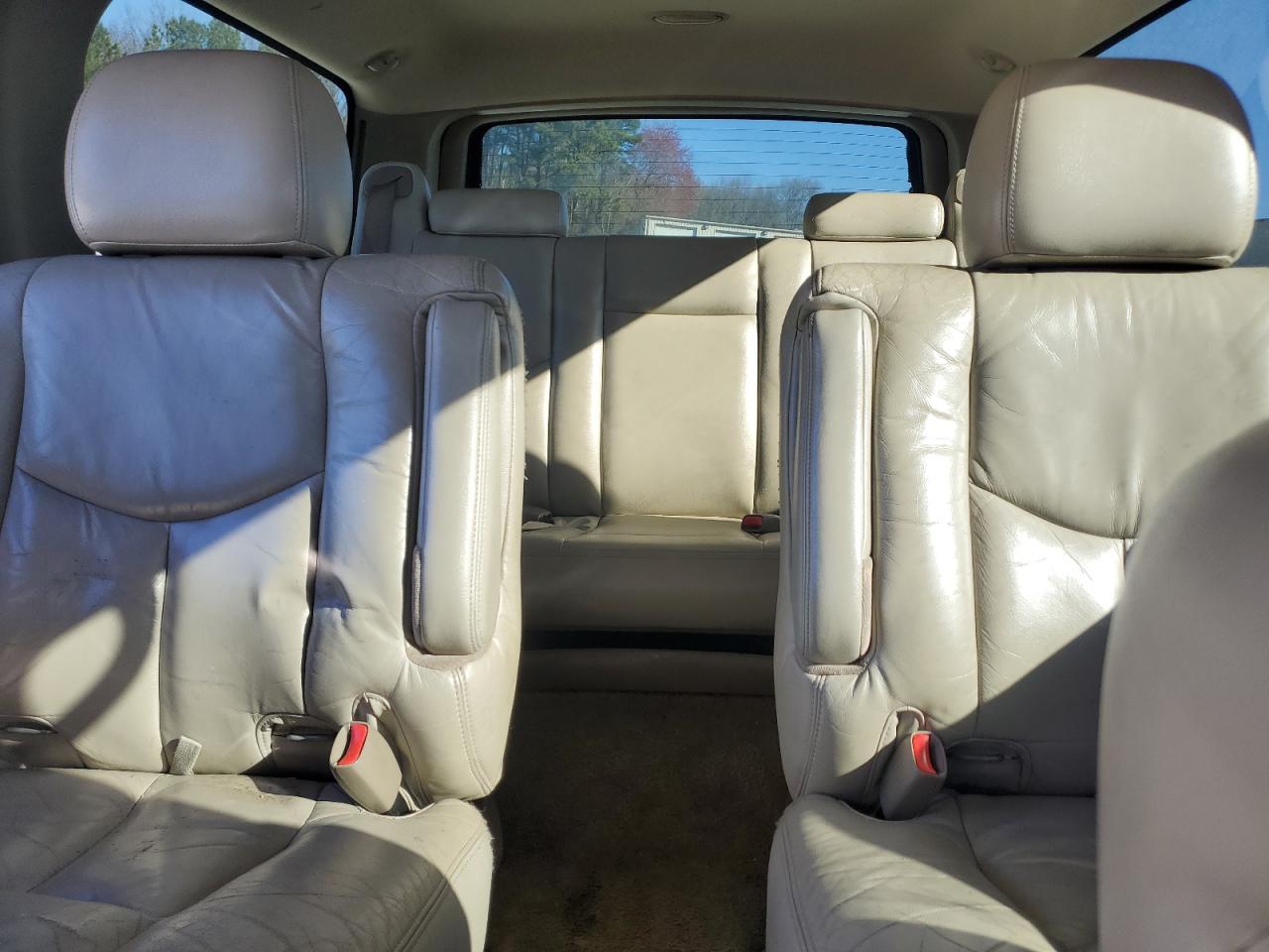 2003 Chevrolet Suburban - Image 10