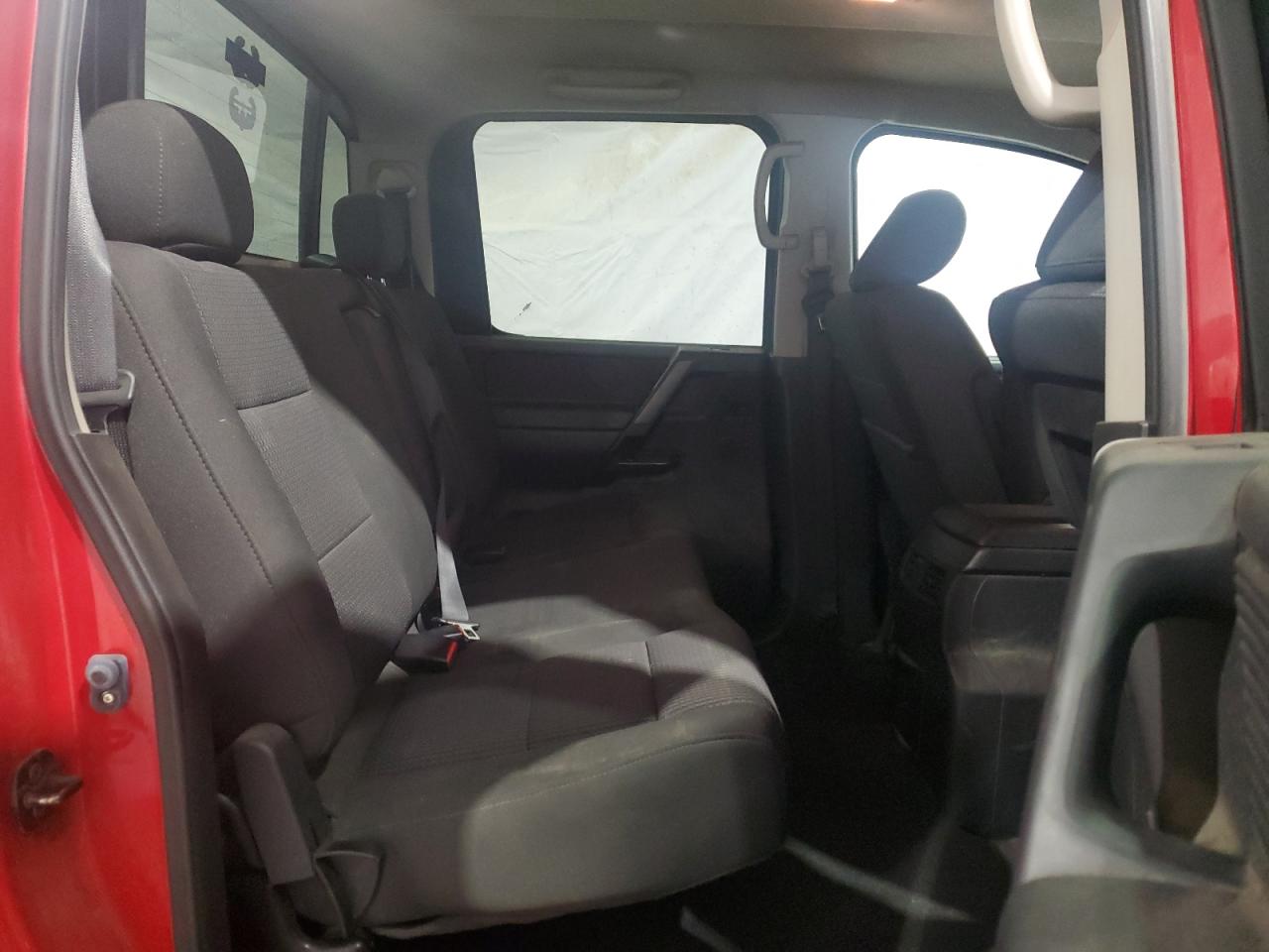 2011 Nissan Titan - Image 10
