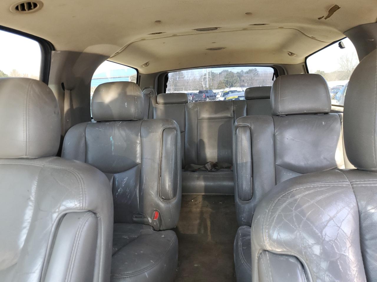 2005 Chevrolet Suburban - Image 10