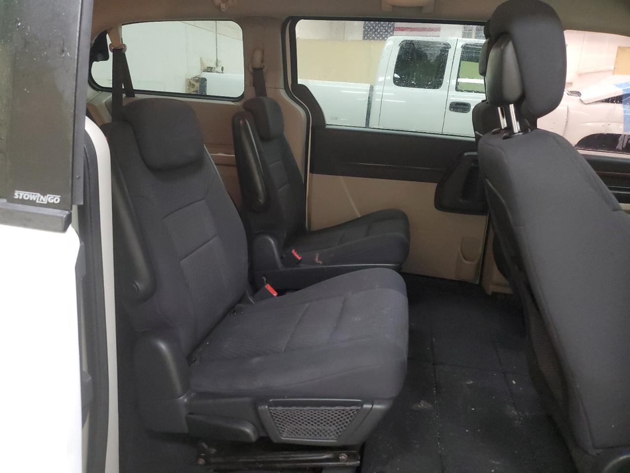 2010 Dodge Caravan - Image 11