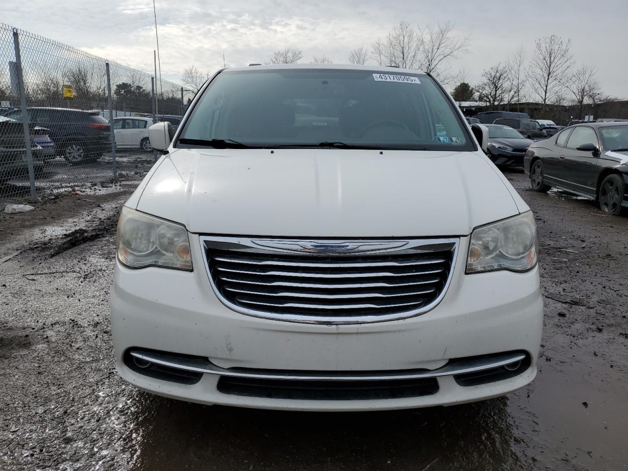 2013 Chrysler Town & Country - Image 5