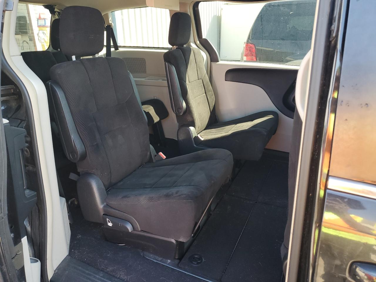 2012 Dodge Caravan - Image 11
