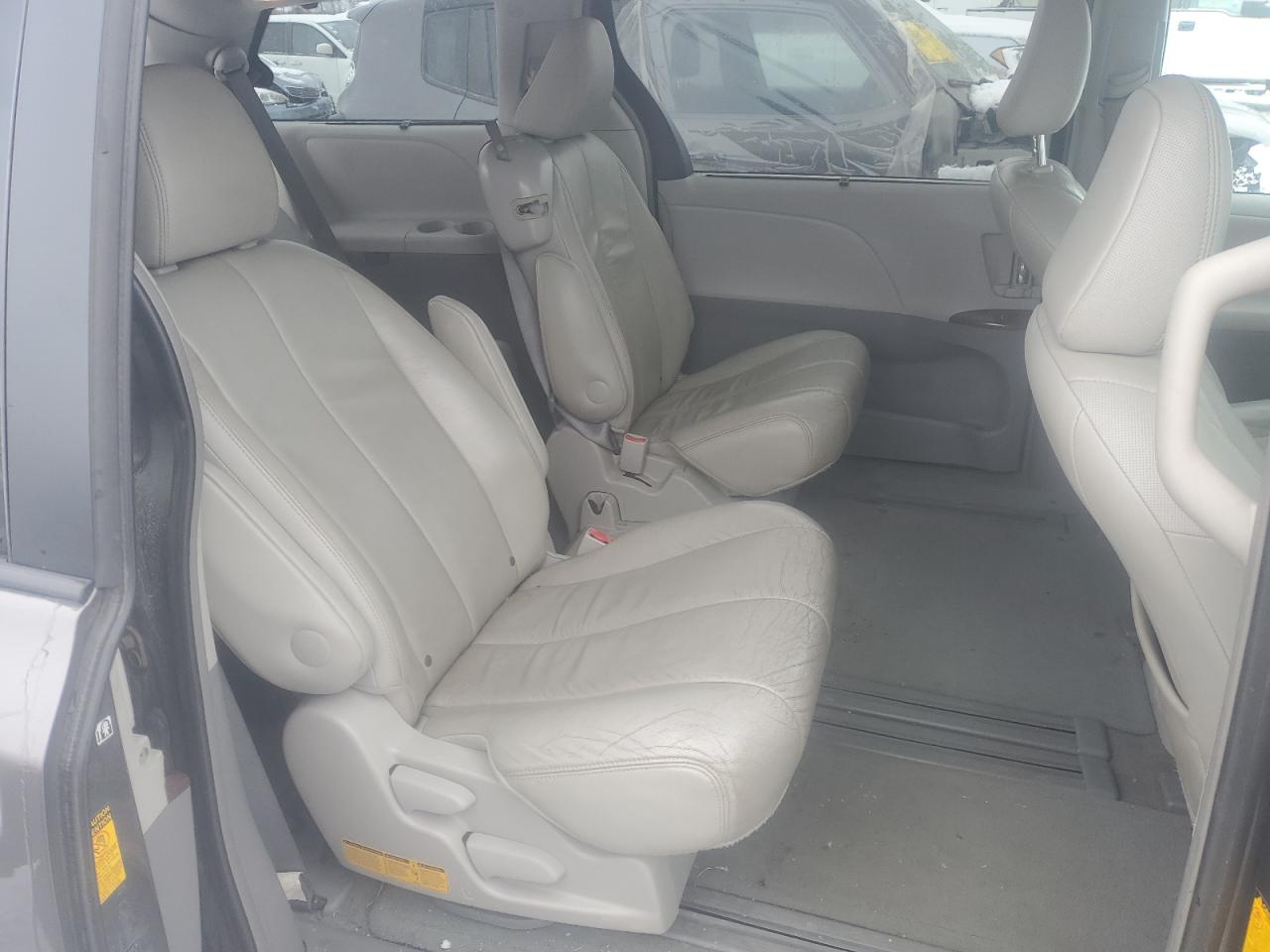 2014 Toyota Sienna - Image 11