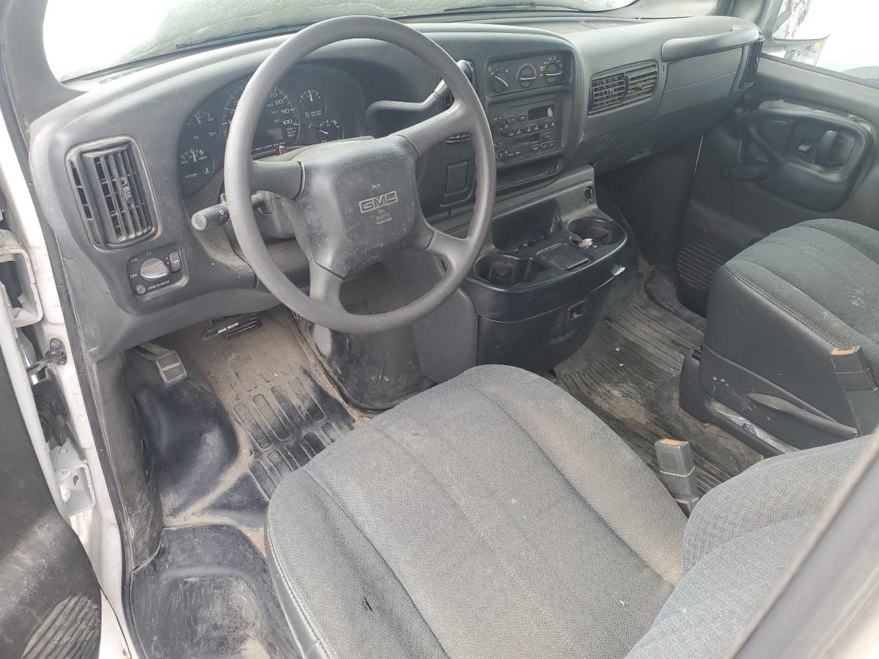 2002 GMC Savana - Image 8