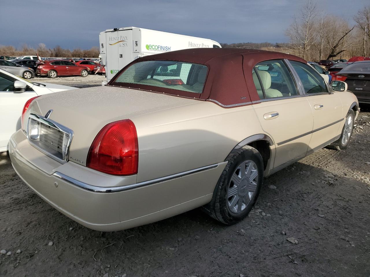 2003 Lincoln Town Car - Image 3