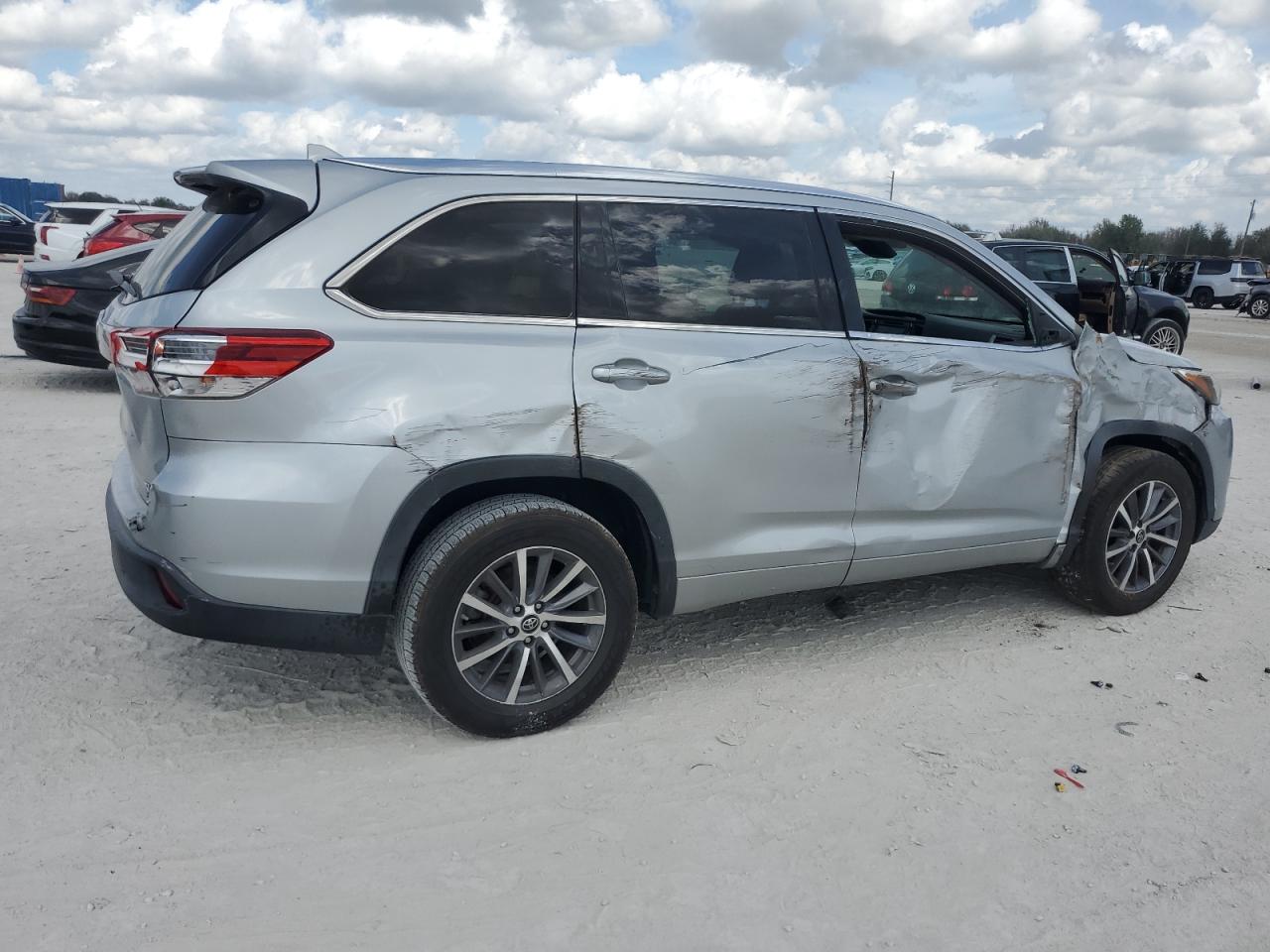 2018 Toyota Highlander - Image 3