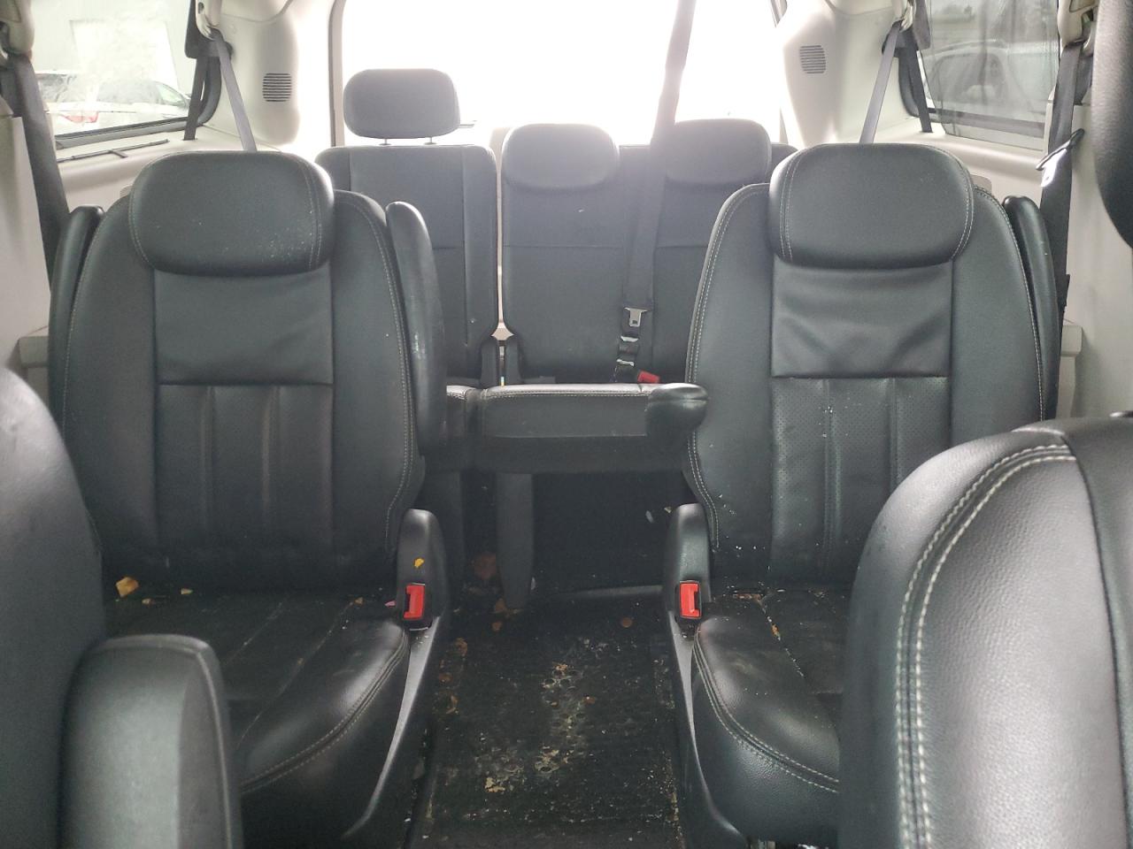 2010 Chrysler Town & Country - Image 10