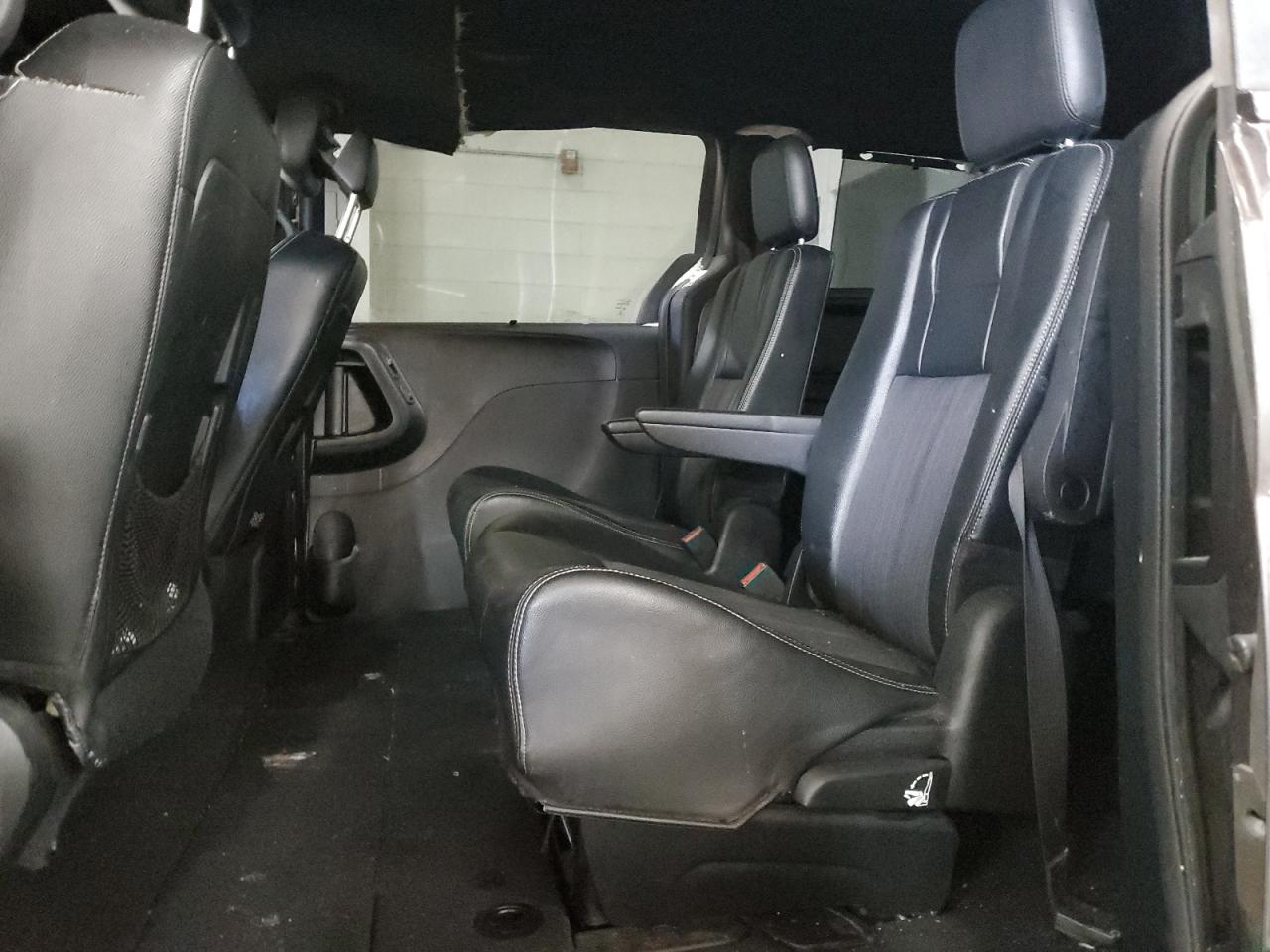 2015 Chrysler Town & Country - Image 11