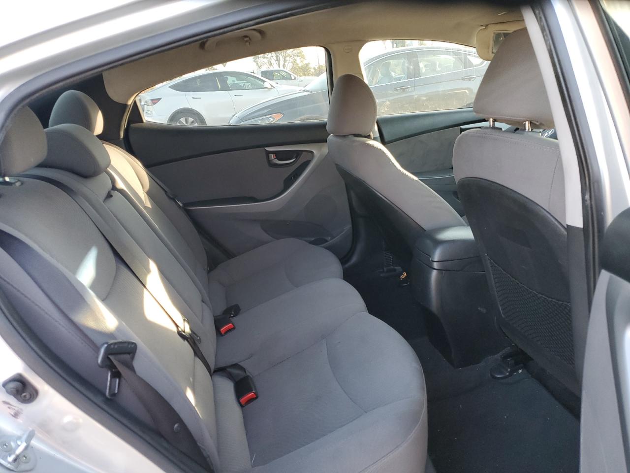 2015 Hyundai Elantra - Image 10