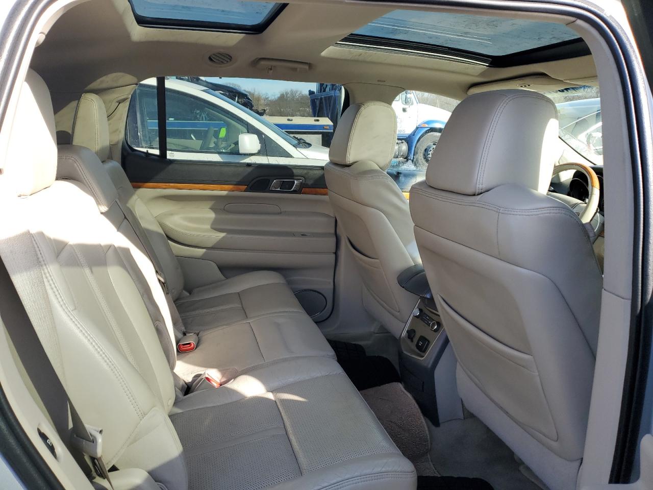 2010 Lincoln MKT - Image 11