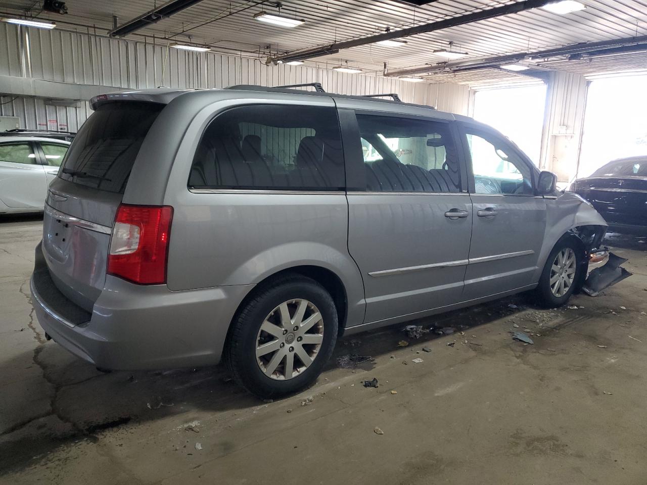 2014 Chrysler Town & Country - Image 3