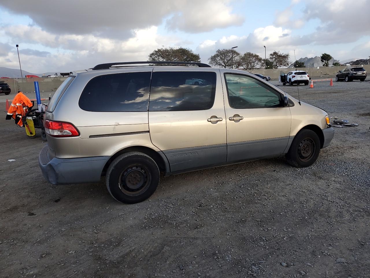 2003 Toyota Sienna - Image 3