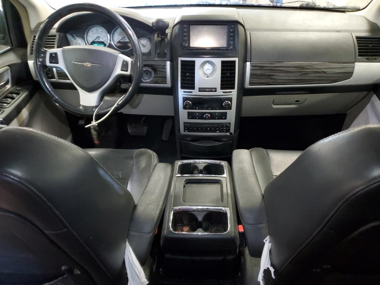 2010 Chrysler Town & Country - Image 8