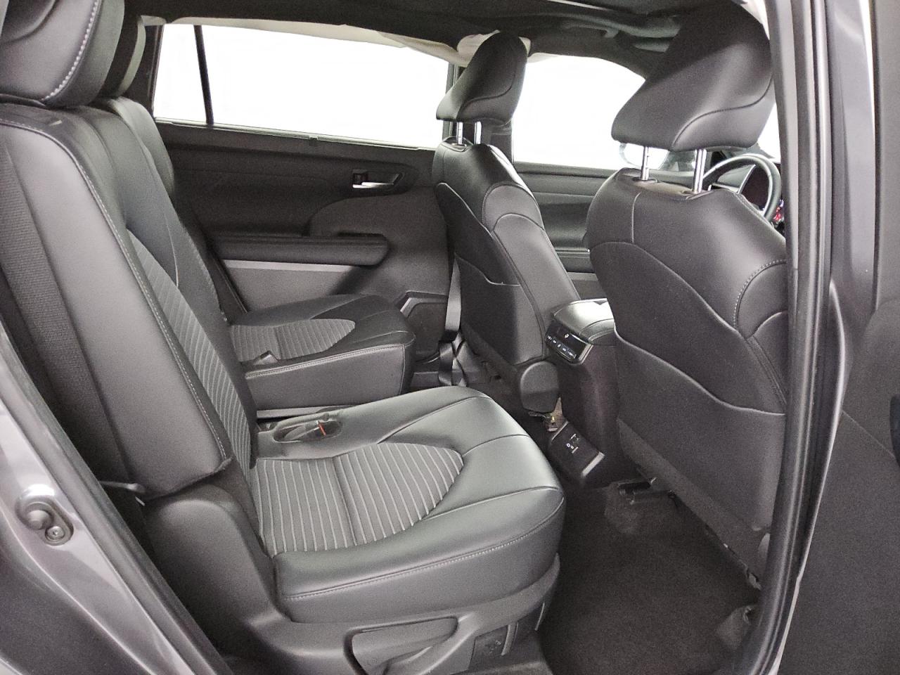 2024 Toyota Highlander - Image 11