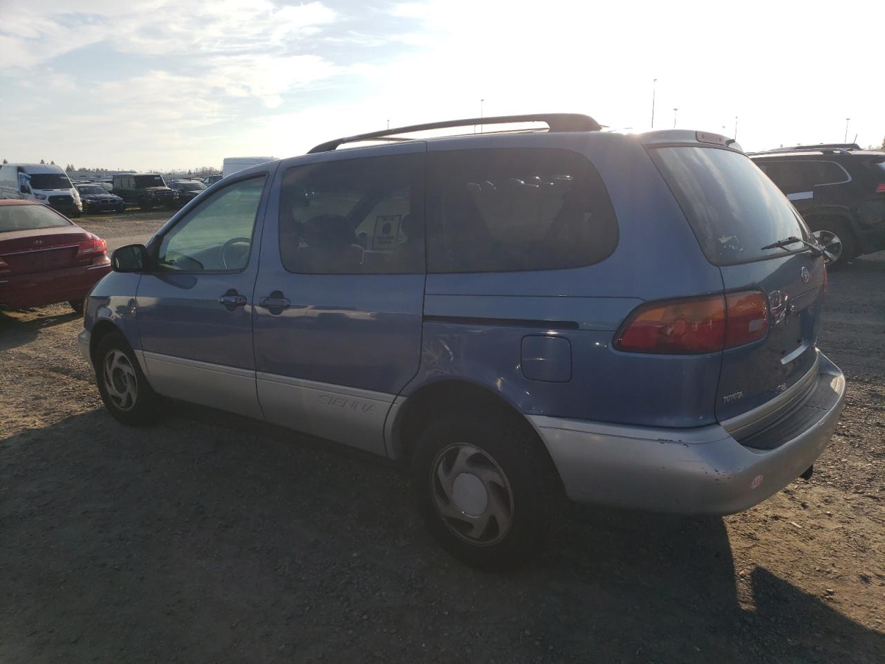 2000 Toyota Sienna - Image 2