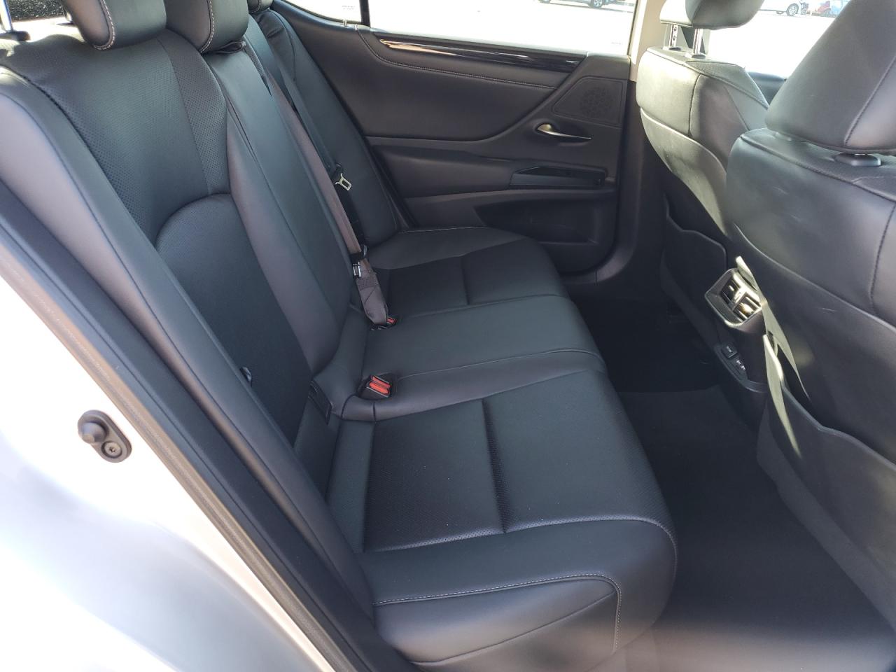 2020 Lexus ES - Image 10