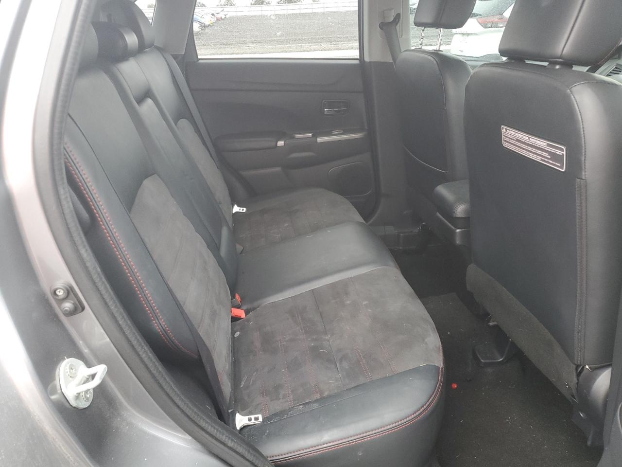 2018 Mitsubishi Outlander - Image 11