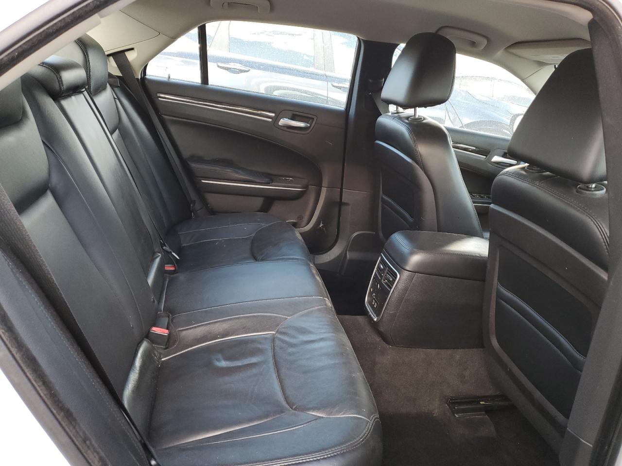 2015 Chrysler 300 - Image 10