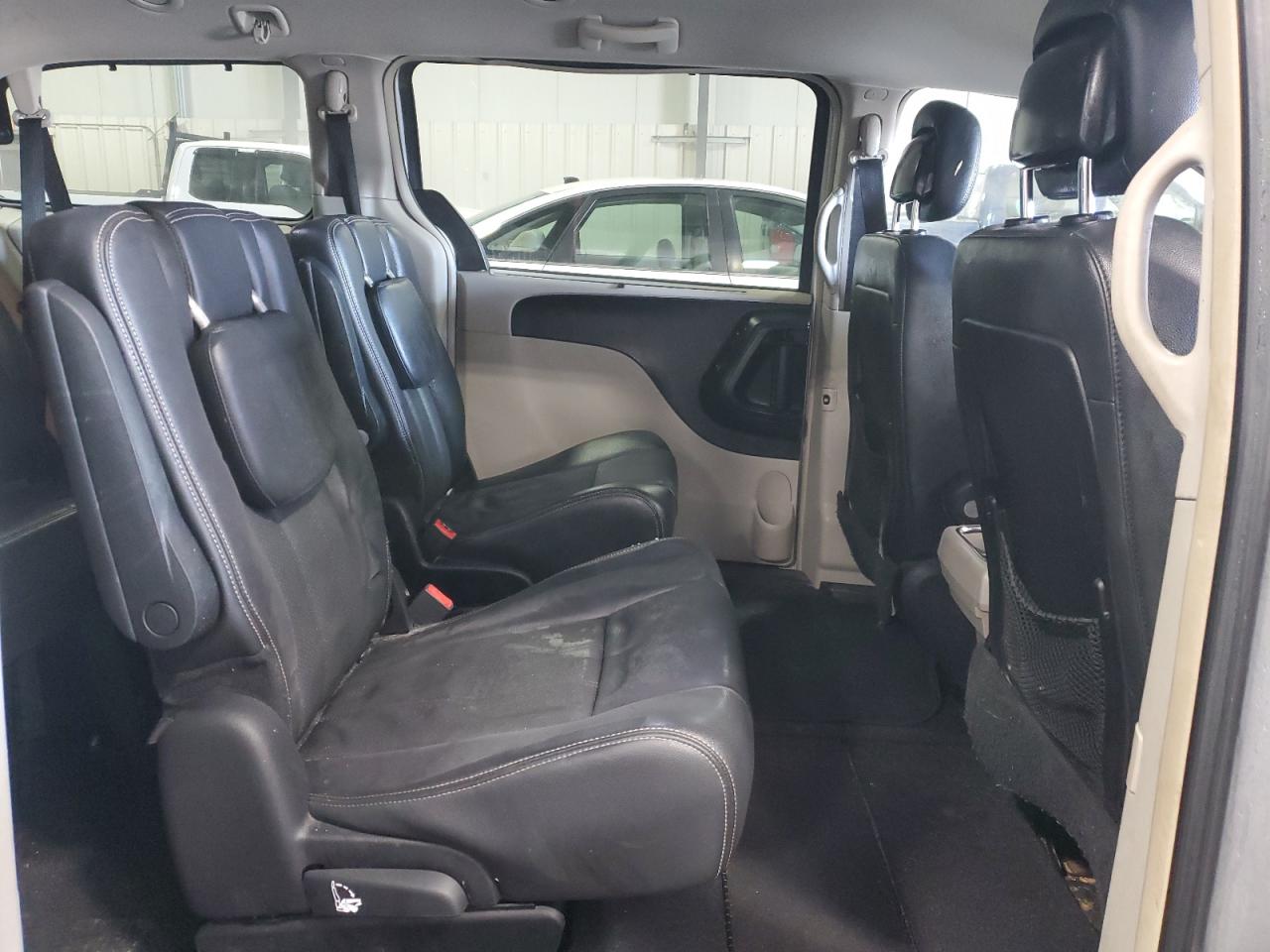 2012 Chrysler Town & Country - Image 12