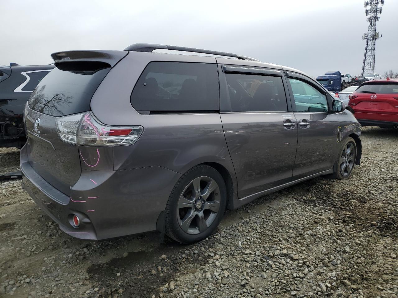 2015 Toyota Sienna - Image 3
