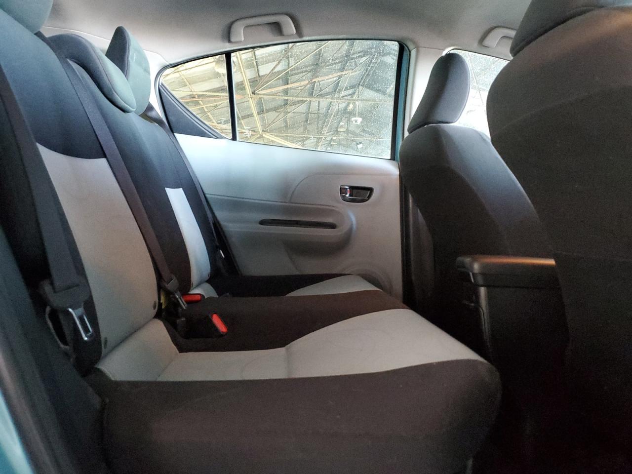 2012 Toyota Prius - Image 10