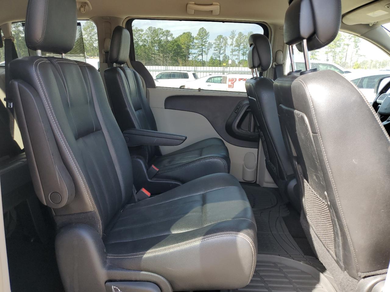 2015 Chrysler Town & Country - Image 11