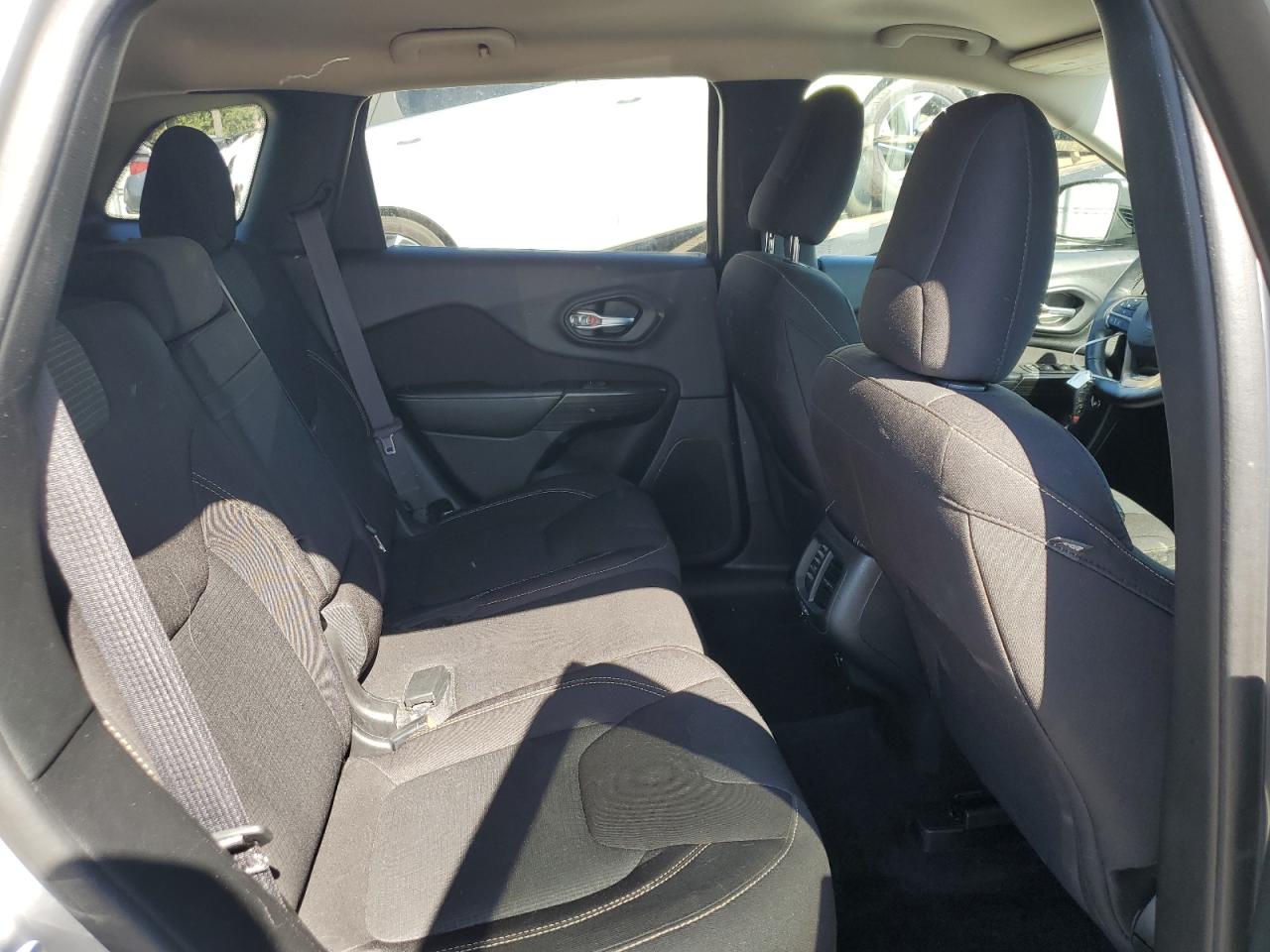 2016 Jeep Grand Cherokee - Image 11
