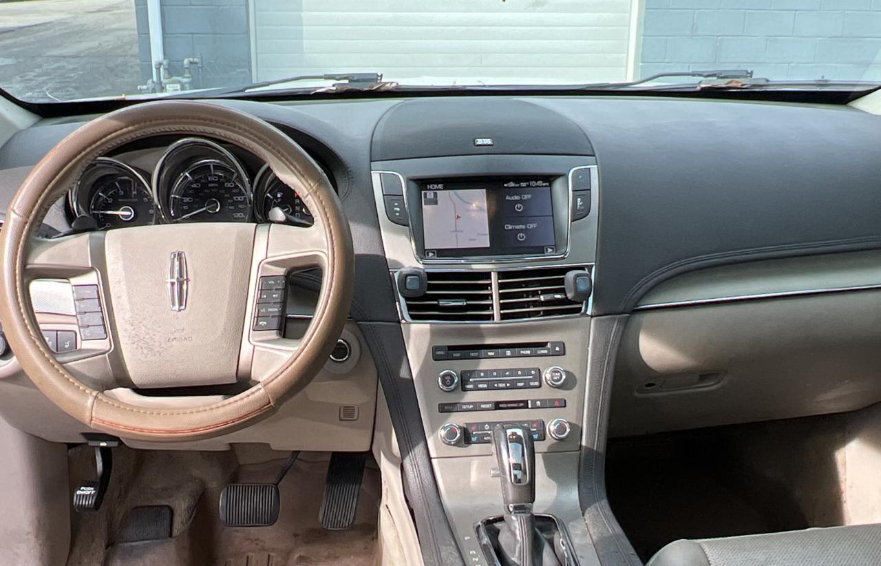 2011 Lincoln MKT - Image 9