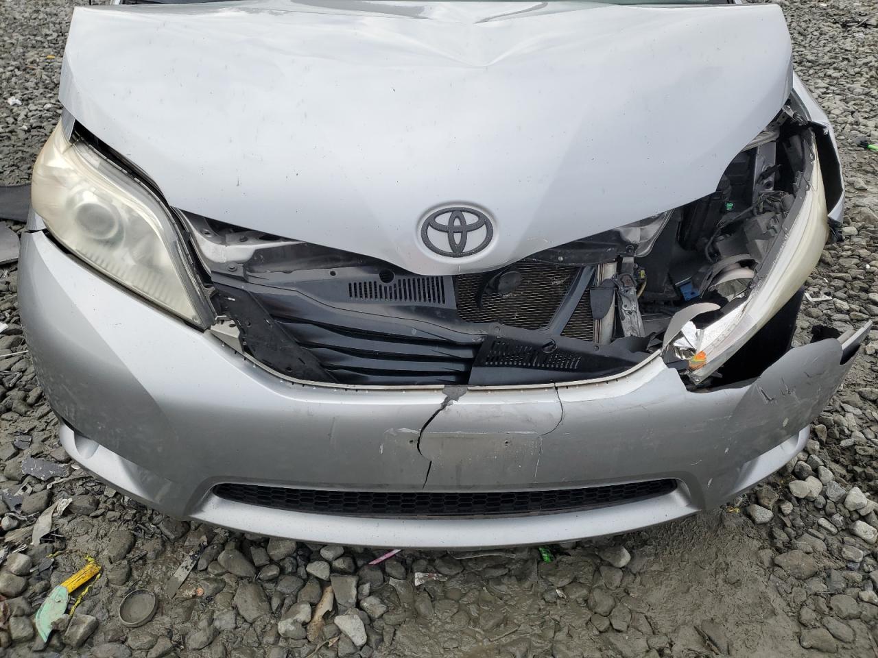 2011 Toyota Sienna - Image 13
