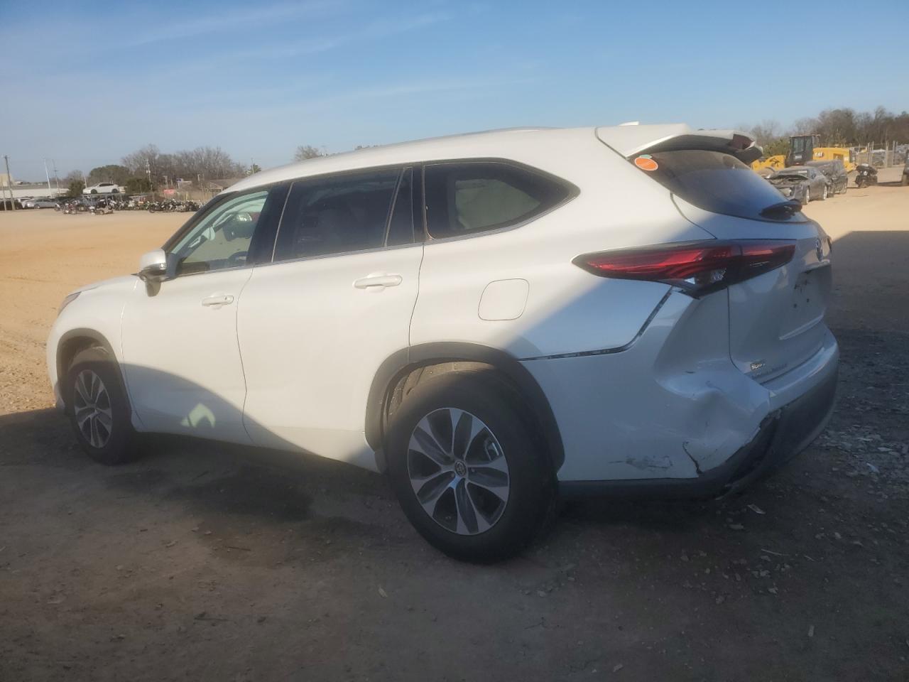 2022 Toyota Highlander - Image 2