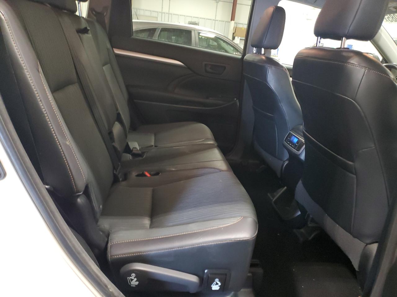 2015 Toyota Highlander - Image 11
