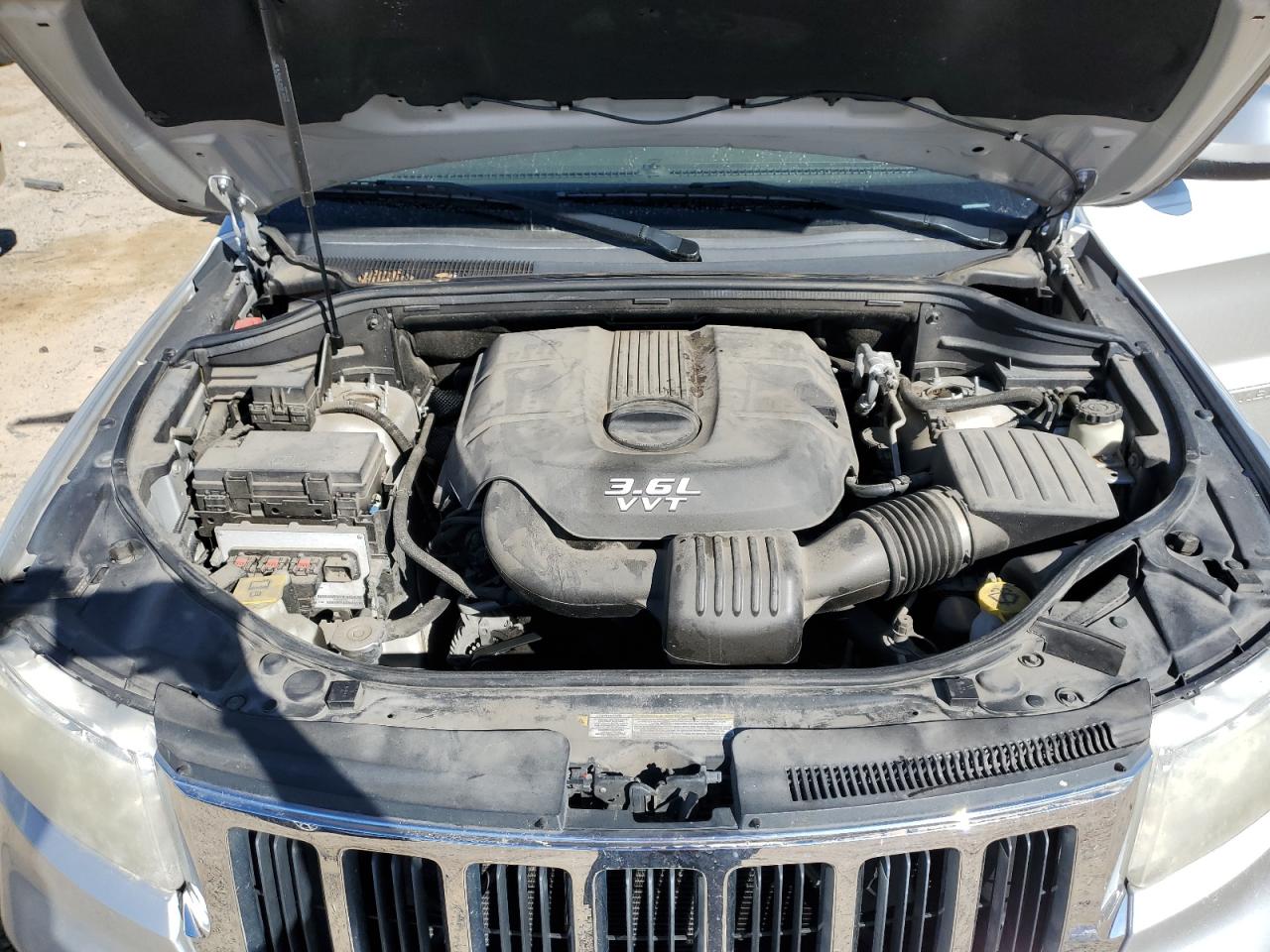 2012 Jeep Grand Cherokee - Image 12