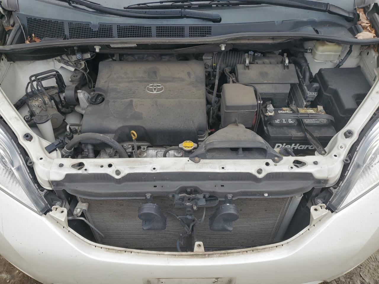 2015 Toyota Sienna - Image 12