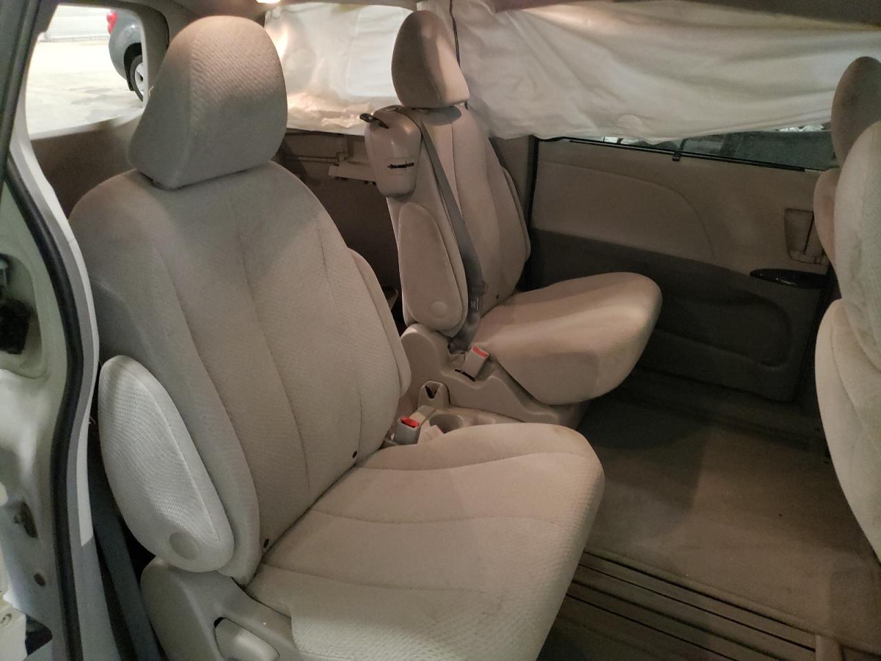 2013 Toyota Sienna - Image 11