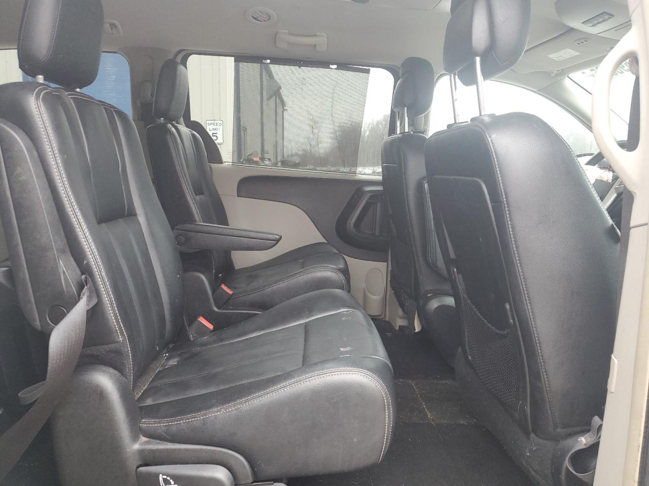 2015 Chrysler Town & Country - Image 11
