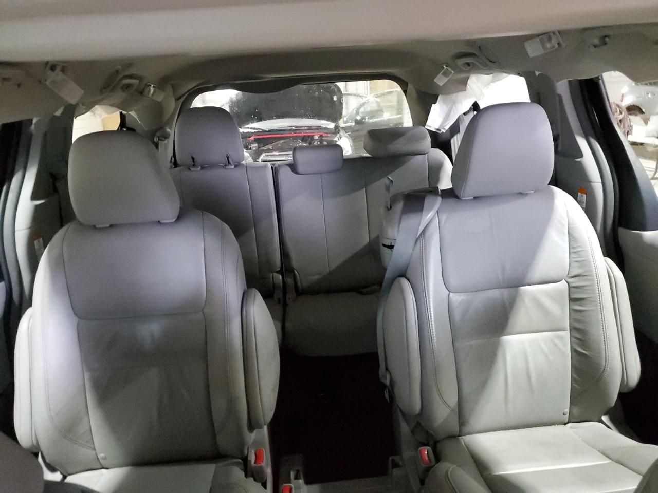 2015 Toyota Sienna - Image 10