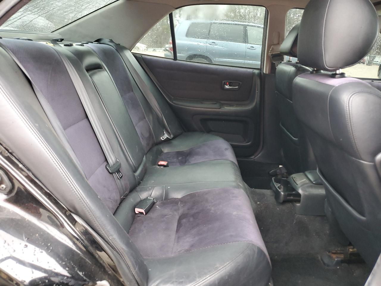 2001 Lexus IS - Image 10
